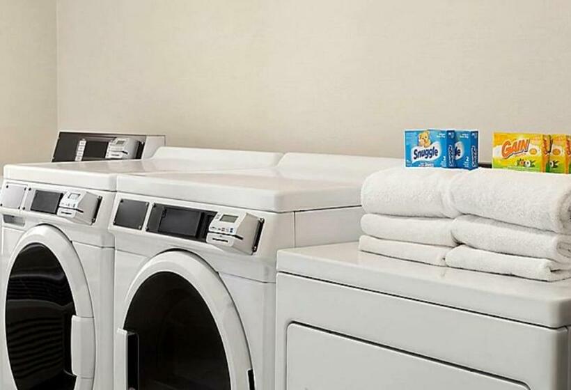 فندق Holiday Inn Express And Suites Pryor, An Ihg