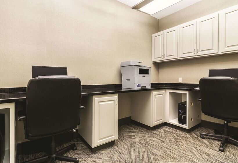 Отель La Quinta By Wyndham Fargo Medical Center