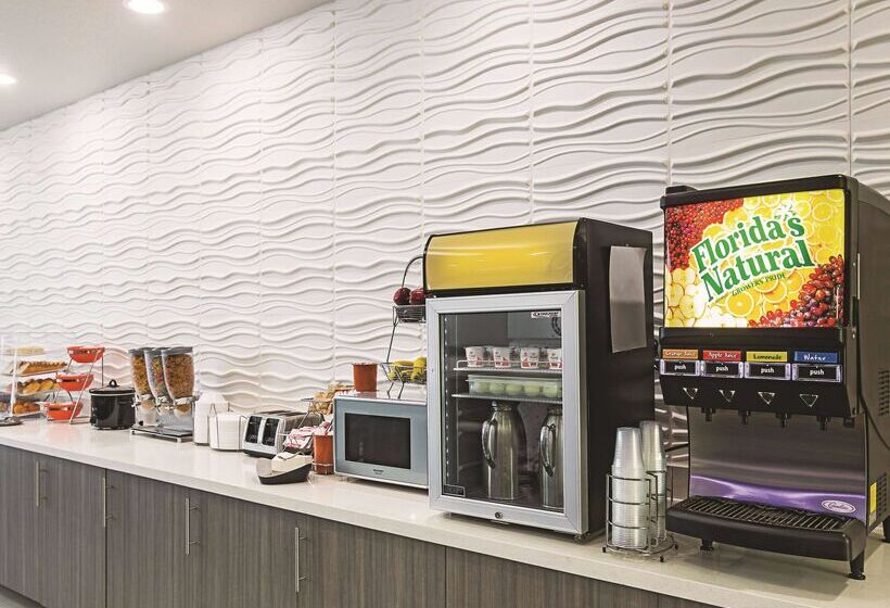 Отель La Quinta By Wyndham Ft. Worth Forest Hill, Tx