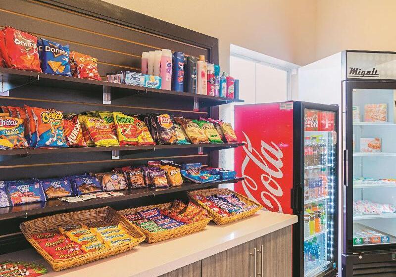 Отель La Quinta By Wyndham Ft. Worth Forest Hill, Tx