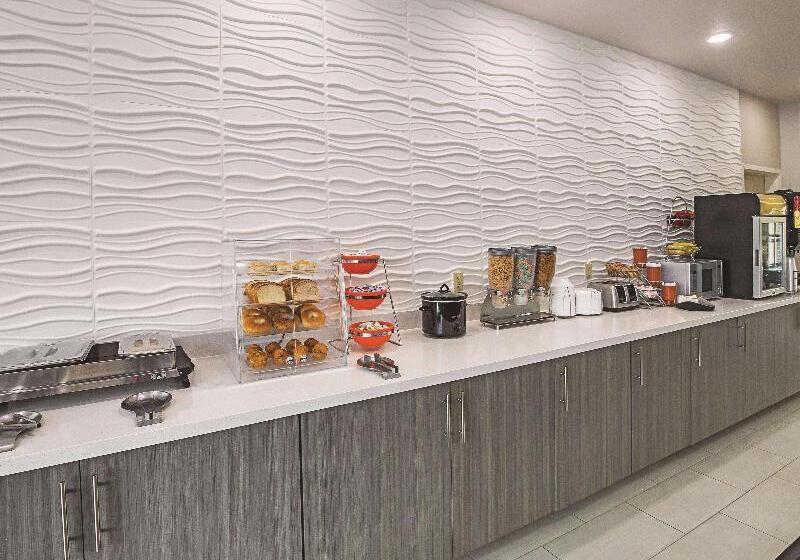 Отель La Quinta By Wyndham Ft. Worth Forest Hill, Tx