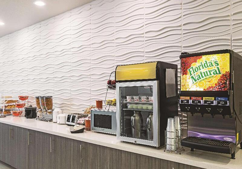 Отель La Quinta By Wyndham Ft. Worth Forest Hill, Tx