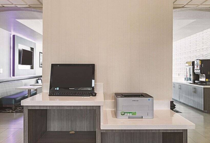 Отель La Quinta By Wyndham Ft. Worth Forest Hill, Tx