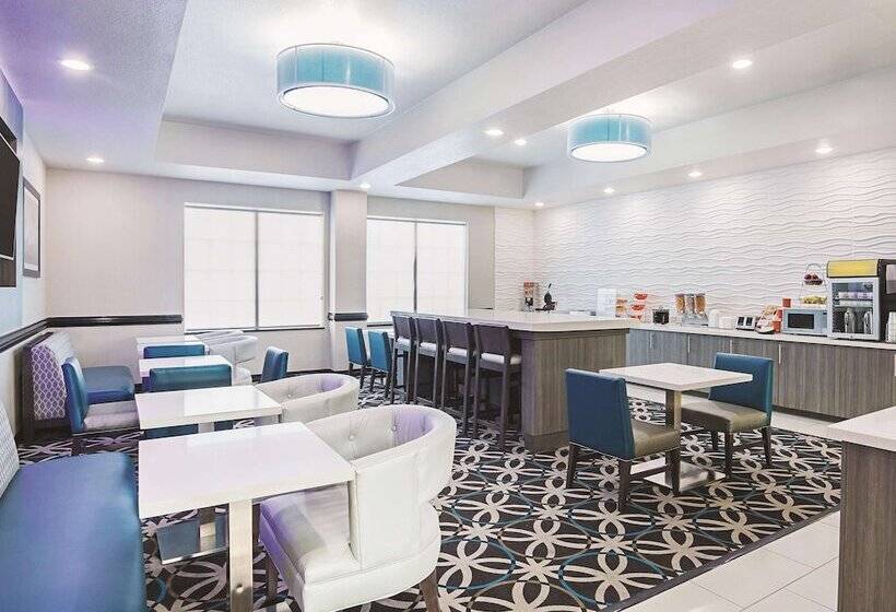 Отель La Quinta By Wyndham Ft. Worth Forest Hill, Tx