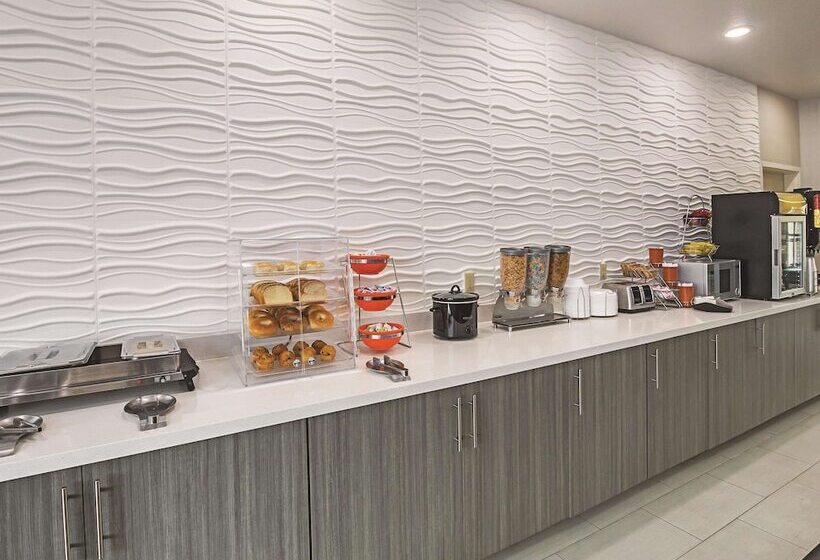 Отель La Quinta By Wyndham Ft. Worth Forest Hill, Tx