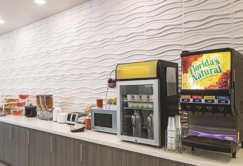 Отель La Quinta By Wyndham Ft. Worth Forest Hill, Tx