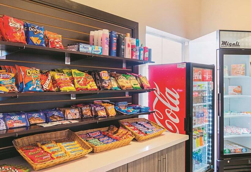 Отель La Quinta By Wyndham Ft. Worth Forest Hill, Tx