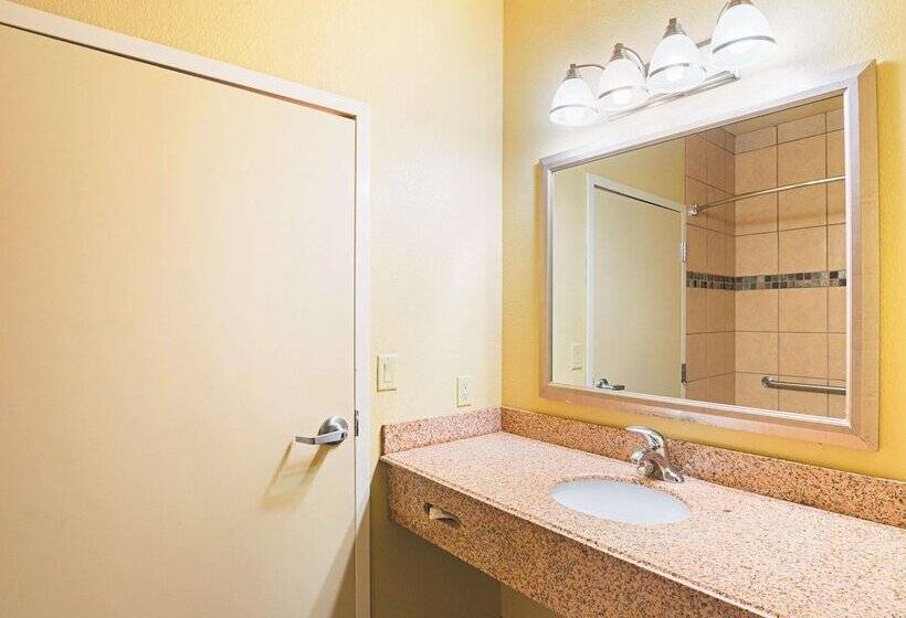 Отель La Quinta By Wyndham Ft. Worth Forest Hill, Tx