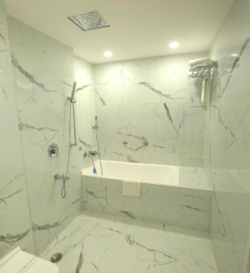 فندق Meraden Grand