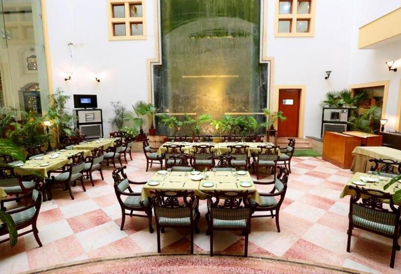 فندق Meraden Grand