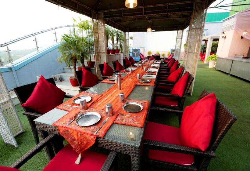 فندق Meraden Grand