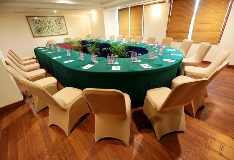 فندق Meraden Grand