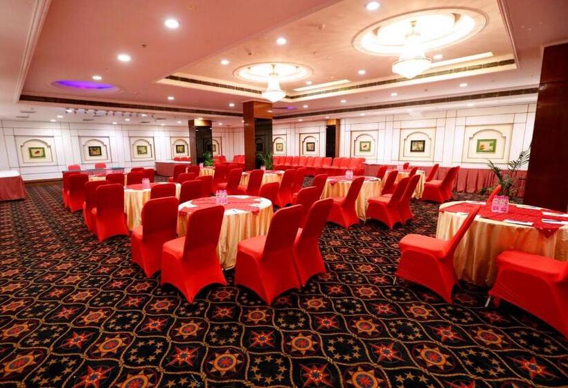 فندق Meraden Grand