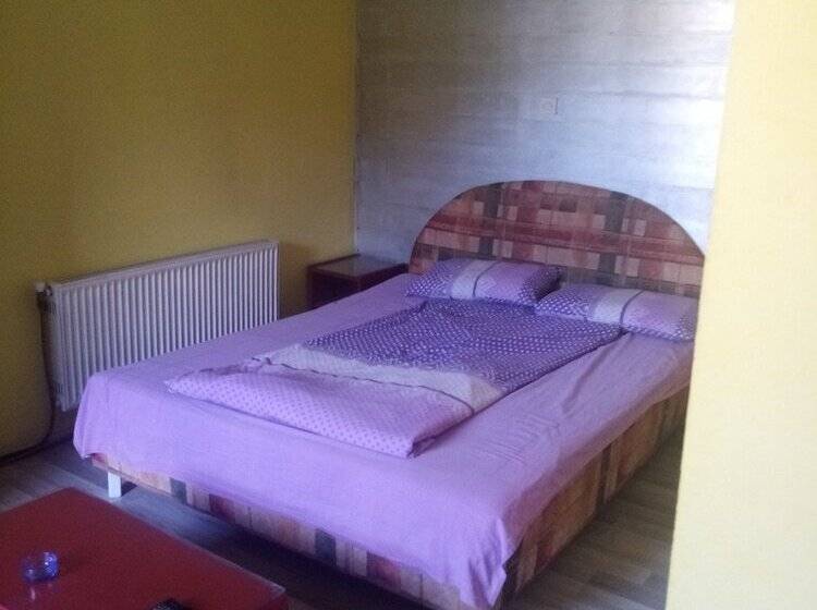 هتل Pink Hostel Mimi