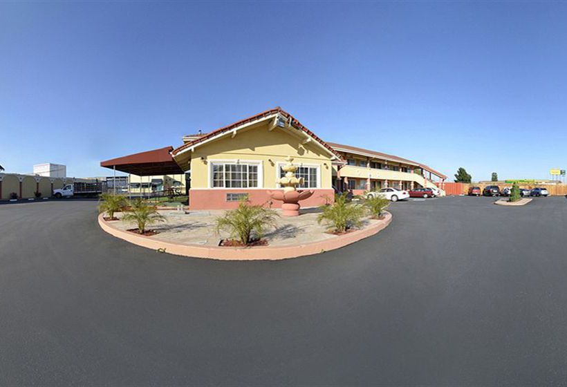 酒店 Inn By The Coliseum