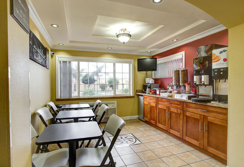 酒店 Inn By The Coliseum