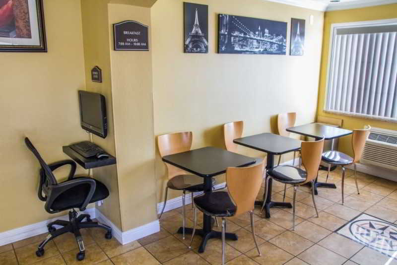 酒店 Inn By The Coliseum