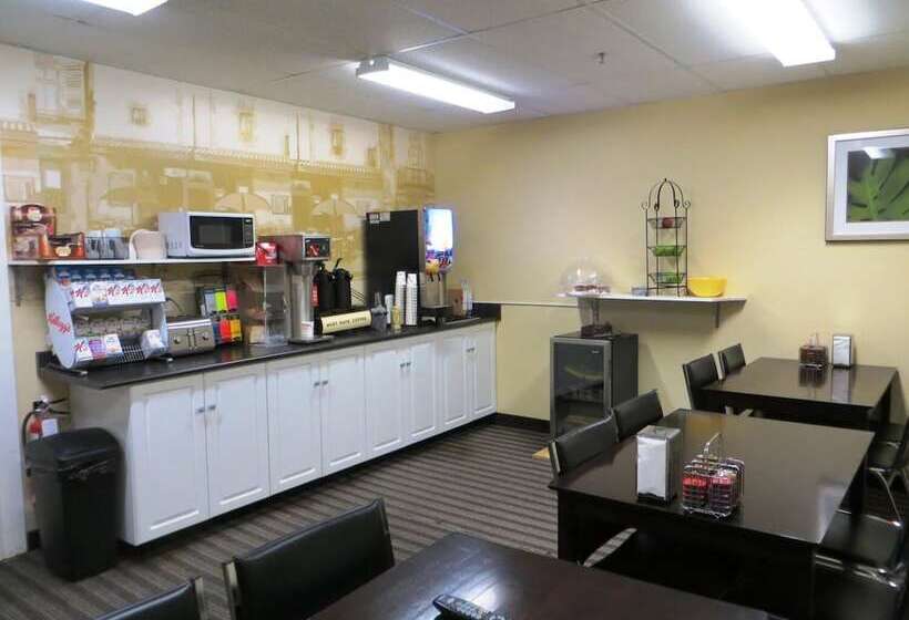 ホテル Super 8 By Wyndham Saskatoon Near Downtown