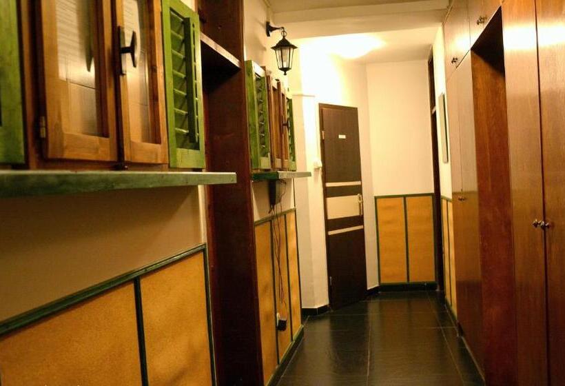 هاستل Montenegro Backpackers Home Kotor