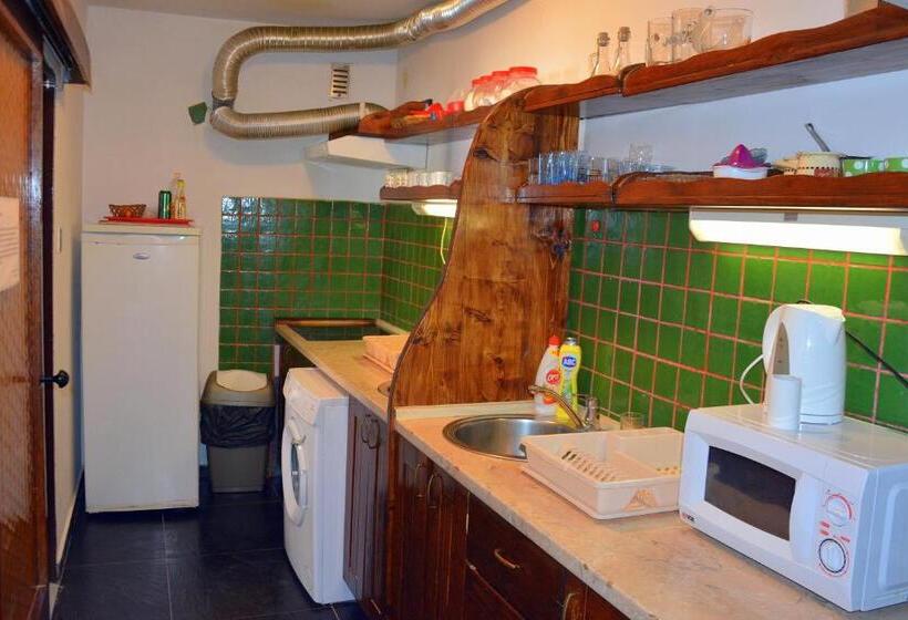 هاستل Montenegro Backpackers Home Kotor