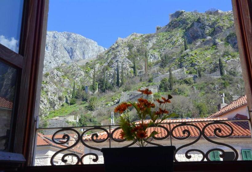 هاستل Montenegro Backpackers Home Kotor