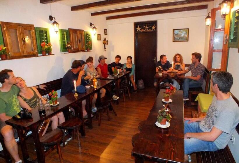 هاستل Montenegro Backpackers Home Kotor