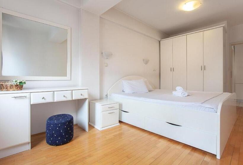 Urban Hostel & Apartments