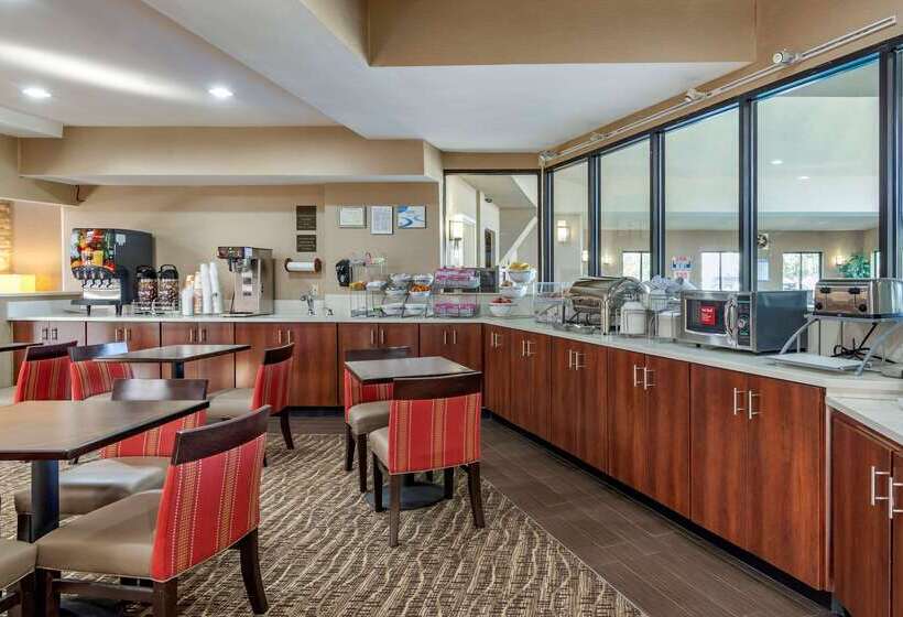Отель Comfort Suites Near Robins Air Force Base