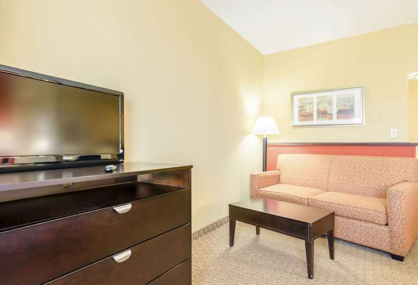 Отель Comfort Suites Salina South