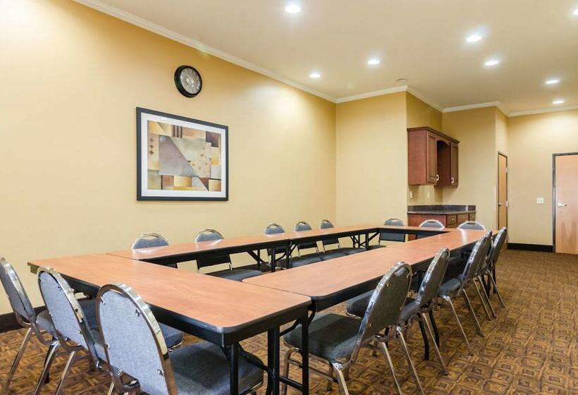 Отель Comfort Suites Salina South