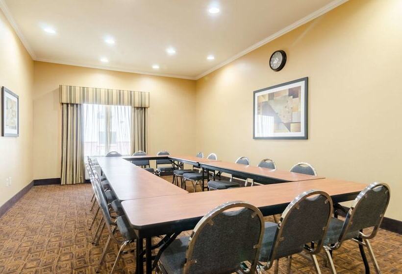 Отель Comfort Suites Salina South