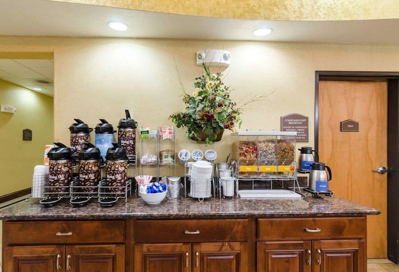 Отель Comfort Suites Salina South