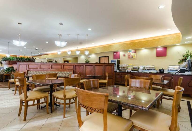 Отель Comfort Suites Salina South