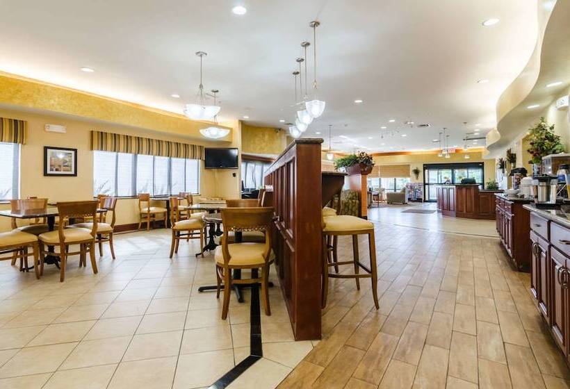 Отель Comfort Suites Salina South