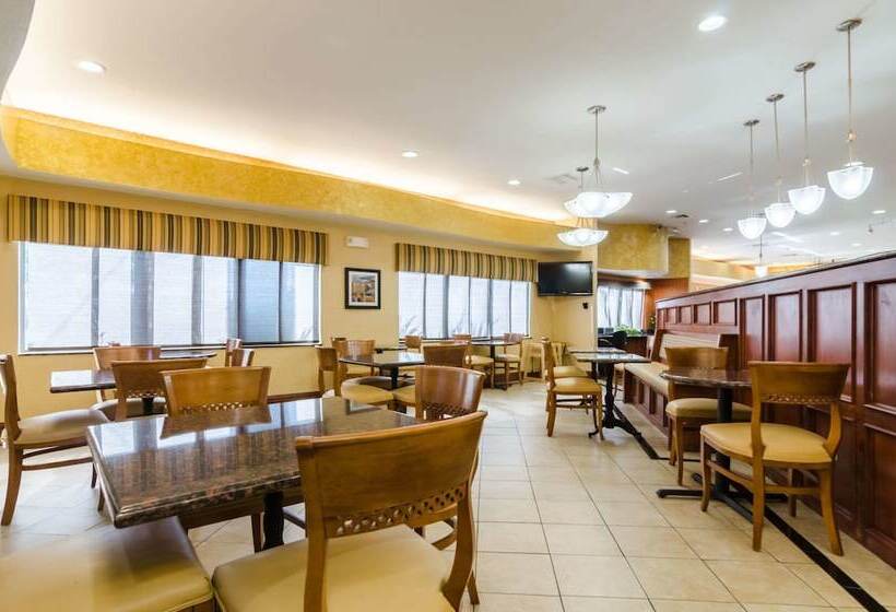 هتل Comfort Suites Salina South