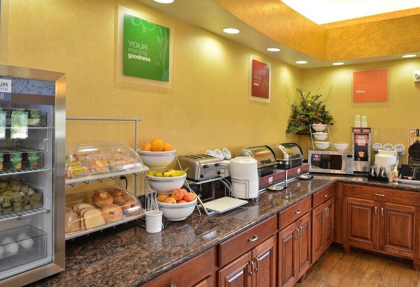 Отель Comfort Suites Salina South