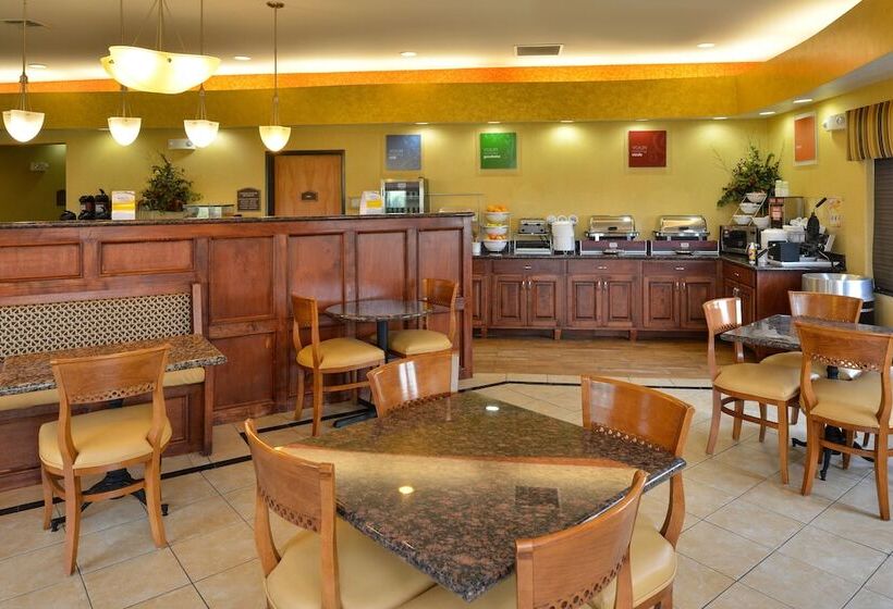 Отель Comfort Suites Salina South