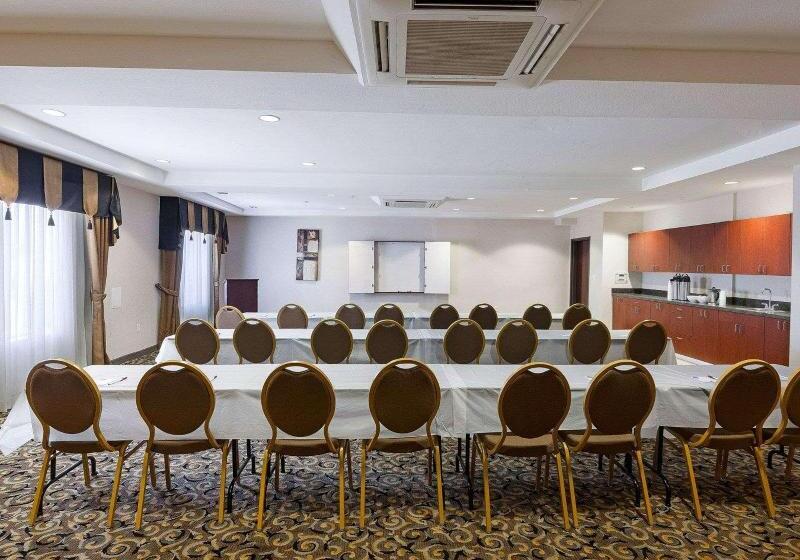 فندق Comfort Suites University