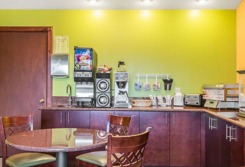 فندق Econo Lodge Inn & Suites