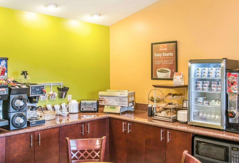 فندق Econo Lodge Inn & Suites