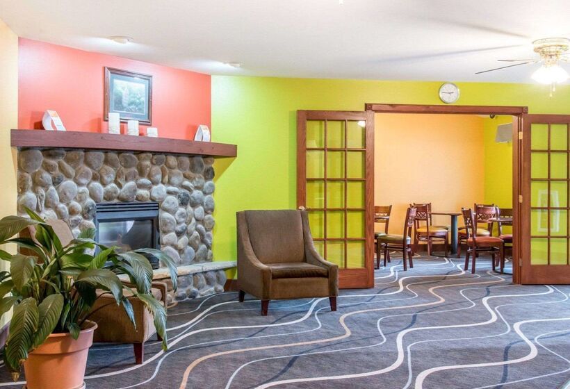 فندق Econo Lodge Inn & Suites