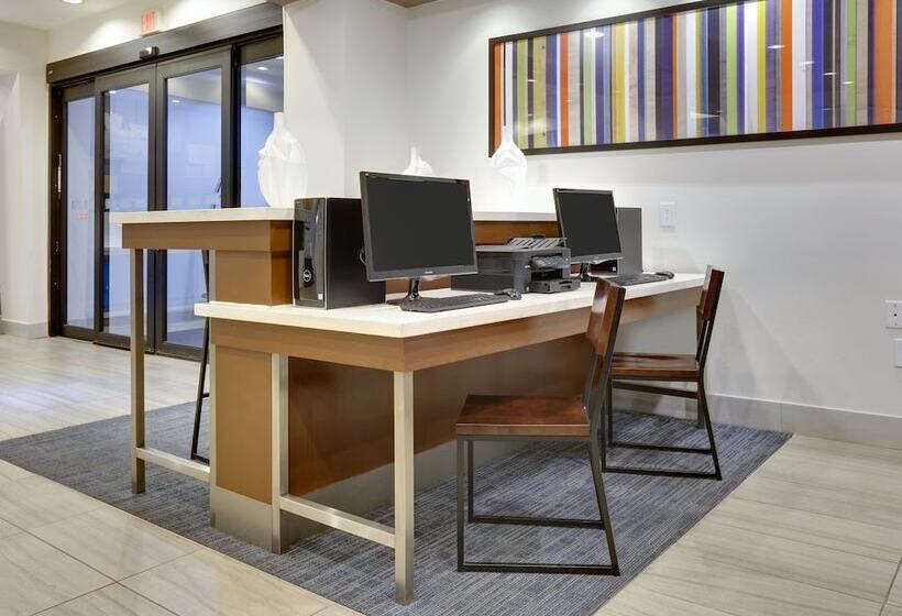 호텔 Holiday Inn Express & Suites   Denton North, An Ihg