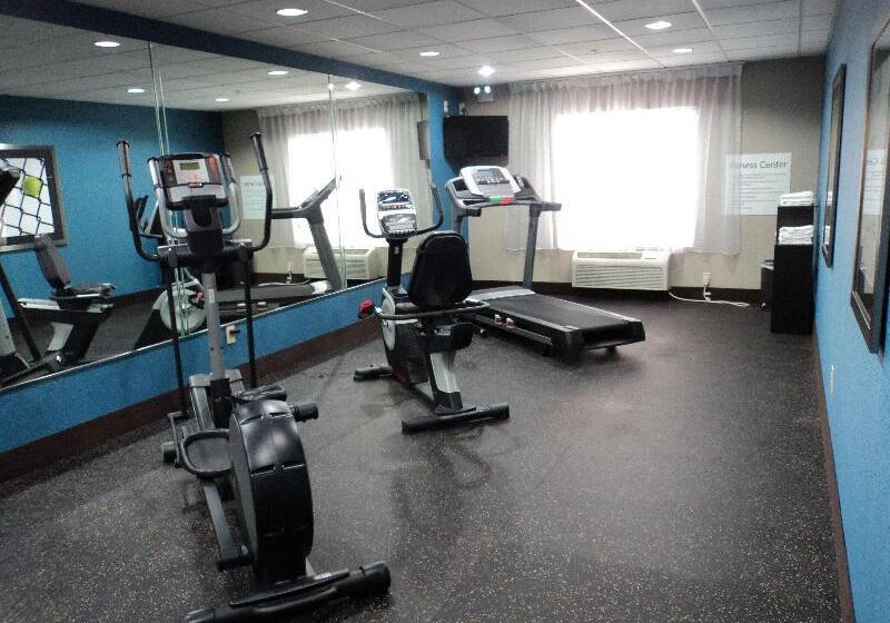 Отель Holiday Inn Express & Suites Roanoke Rapids Se By Ihg