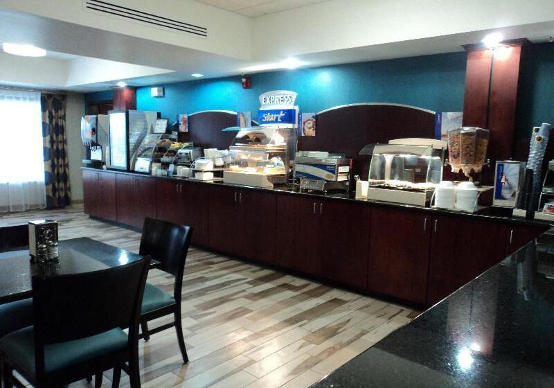 Отель Holiday Inn Express & Suites Roanoke Rapids Se By Ihg