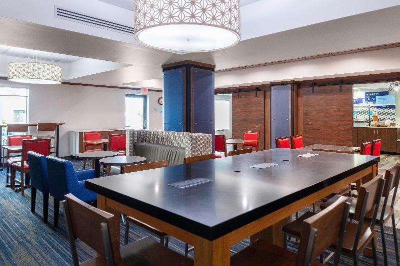 Отель Holiday Inn Express & Suites Roanoke Rapids Se By Ihg