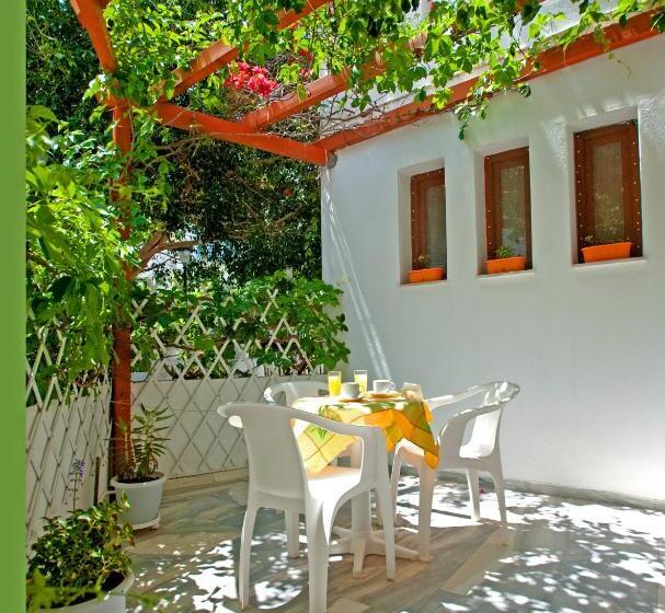 Отель Marisa Rooms