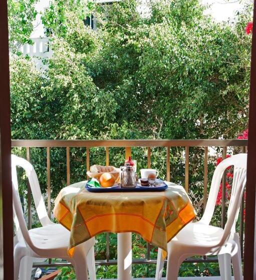 Отель Marisa Rooms