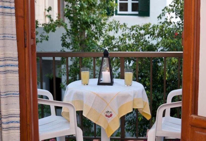 Отель Marisa Rooms