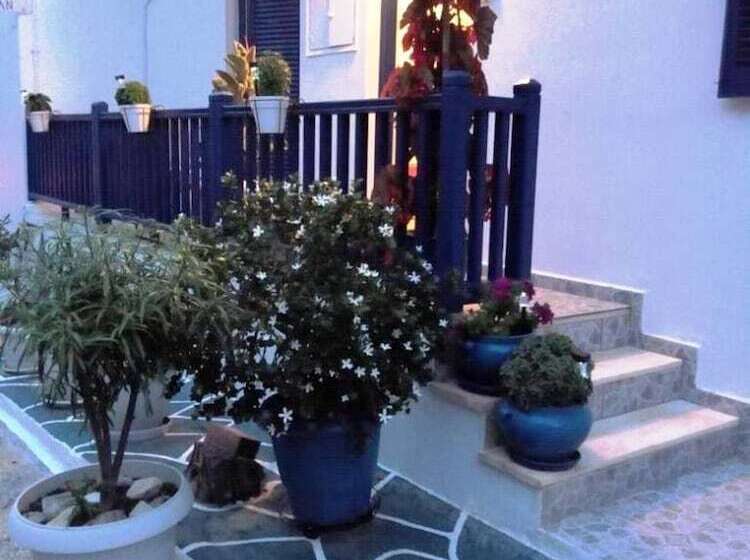 Отель Marisa Rooms