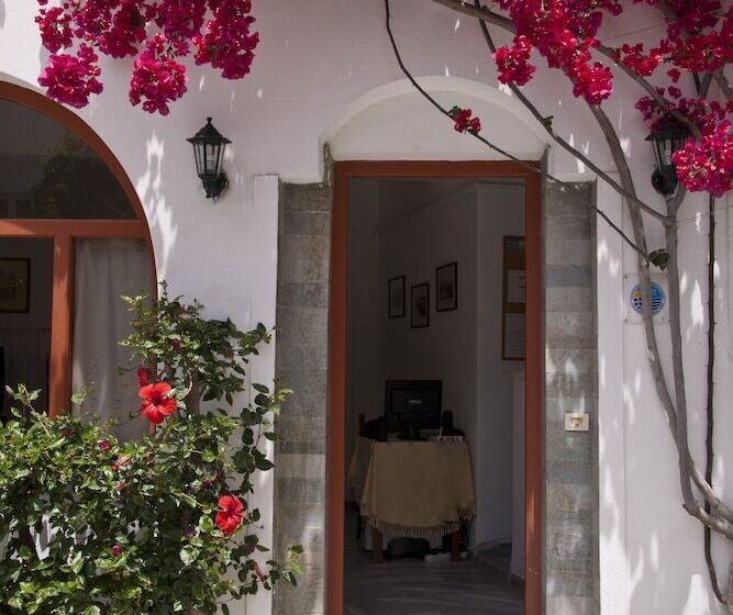 Отель Marisa Rooms